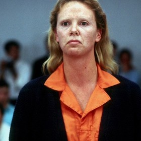 Charlize Theron ve filmu Zrůda
Charlize Theron šla kvůli své roli sériové vražedkyně Aileen Wuornos ve filmu Zrůda z roku 2003 skutečně do extrémů. Nosila zubní protézu, kůži si nechala pokrýt tetováním, oholila si obočí, a nechala si několikrát za sebou prořídnout a spálit vlasy.
Tato role Charlize Theron vynesla Oscara, Zlatý glóbus a několik nominací na další ocenění.
Charlize Theron ve filmu Zrůda
Charlize Theron šla kvůli své roli sériové vražedkyně Aileen Wuornos ve filmu Zrůda z roku 2003 skutečně do extrémů. Nosila zubní protézu, kůži si nechala pokrýt tetováním, oholila si obočí, a nechala si několikrát za sebou prořídnout a spálit vlasy.
Tato role Charlize Theron vynesla Oscara, Zlatý glóbus a několik nominací na další ocenění.