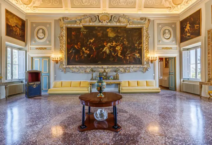 Nemovitost se rozkládá na ploše přes 3 200 m², rozdělených mezi hlavní vilu, elegantní přístavbu a malý, dokonale zachovalý soukromý kostel. 
