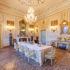 Když zemřel, pokračoval v práci jeho syn Carlo a vnuk Lorenzo. To dokazuje slavný nápis, který dodnes spočívá na překladu hlavního patra. V roce 1836 odkoupila dům Carolina Bonaparte, která ji vlastnila až do své smrti v roce 1839.
Když zemřel, pokračoval v práci jeho syn Carlo a vnuk Lorenzo. To dokazuje slavný nápis, který dodnes spočívá na překladu hlavního patra. V roce 1836 odkoupila dům Carolina Bonaparte, která ji vlastnila až do své smrti v roce 1839.