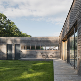 Na okraji malé obce nedaleko Prahy vyrostla Vila nad vodou, rodinný dům, který si vytváří vlastní svět. Architekt Lukáš Pejsar ze studia 3AE ji otočil zády k budoucí zástavbě a otevřel k lesu a zahradě s koupacím jezírkem.
Na okraji malé obce nedaleko Prahy vyrostla Vila nad vodou, rodinný dům, který si vytváří vlastní svět. Architekt Lukáš Pejsar ze studia 3AE ji otočil zády k budoucí zástavbě a otevřel k lesu a zahradě s koupacím jezírkem.