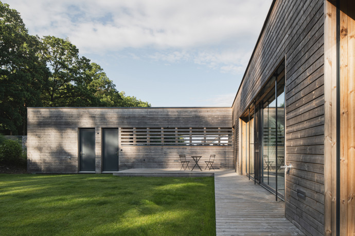 Na okraji malé obce nedaleko Prahy vyrostla Vila nad vodou, rodinný dům, který si vytváří vlastní svět. Architekt Lukáš Pejsar ze studia 3AE ji otočil zády k budoucí zástavbě a otevřel k lesu a zahradě s koupacím jezírkem.
