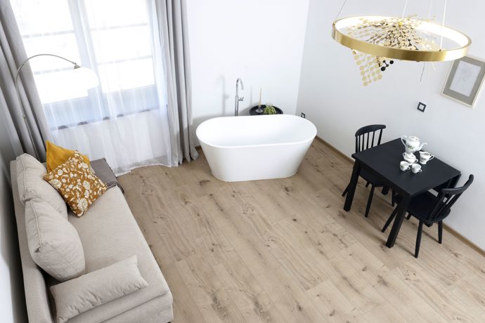 Část prostorů slouží k obchodním účelům a část pro ubytování v designových apartmánech. 
