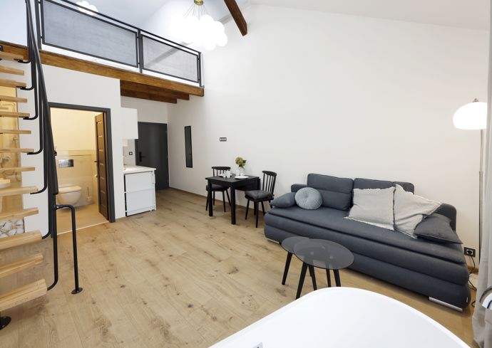 Velkou část místa zabírají unikátní apartmány, kde každý z nich nese svou vlastní barevnou identitu a originální výzdobu, kterou Lenka vytvořila mimo jiné i pomocí své sbírky starých malířských válečků.
