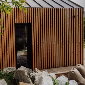 Panoramatická sauna, kde její promyšlený design nabízí úchvatné výhledy na Vizovické vrchy.
Panoramatická sauna, kde její promyšlený design nabízí úchvatné výhledy na Vizovické vrchy.