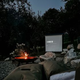 Jeden z nevšedních prvků tohoto místa je promítání filmů pod širým nebem.
Jeden z nevšedních prvků tohoto místa je promítání filmů pod širým nebem.