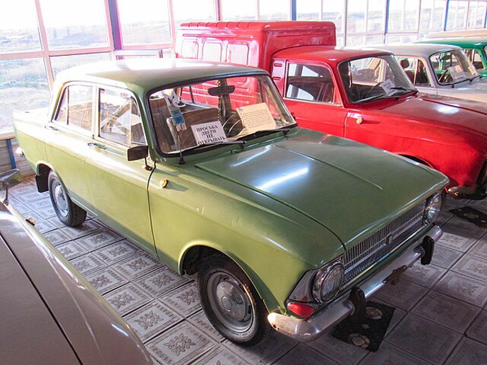 Sovětské auto pro ty, kteří chtěli prostě jezdit, ne čekat. Držák, který vydržel silnice, které by západní auta rozplakal.
