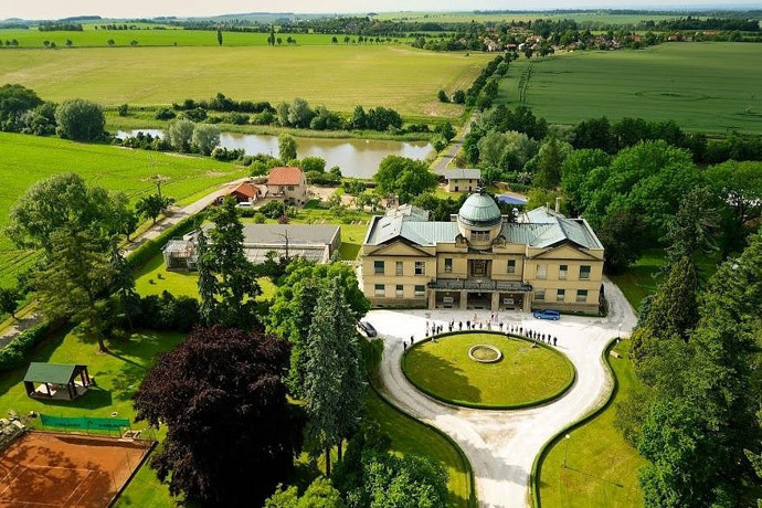 Součástí areálu je také anglický park, historická fontána, skleník a další památkově chráněné objekty.
