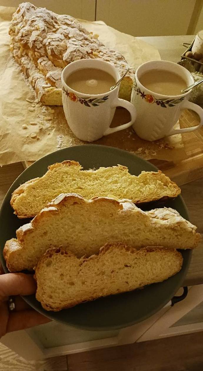 Mezi dětstvím, které je už za námi, a radostí, kterou prožíváme dnes. 
