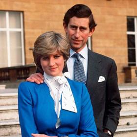 Diana, princezna z Walesu, se narodila jako Diana Frances Spencer 1. července 1961 zámožné rodině s aristokratickými kořeny. Své dětství prožila na anglickém venkově. Zpětně ho označila za nešťastné, a to zejména proto, že prý od rozvedených rodičů necítila lásku. Na této fotce je vidět dvouletá Diana ve svém luxusním kočárku v zahradách rezidence, ve které vyrostla. Diana, princezna z Walesu, se narodila jako Diana Frances Spencer 1. července 1961 zámožné rodině s aristokratickými kořeny. Své dětství prožila na anglickém venkově. Zpětně ho označila za nešťastné, a to zejména proto, že prý od rozvedených rodičů necítila lásku. Na této fotce je vidět dvouletá Diana ve svém luxusním kočárku v zahradách rezidence, ve které vyrostla.