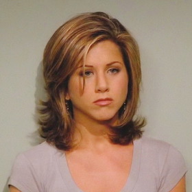 Přátelé: Rachel Green
Jennifer Aniston byla asi jediná žena na světě, která netoužila po tomto účesu. Sama přiznala, že své vlasy nemohla během natáčení seriálu vystát. To však ještě nevěděla, že nosí nejnapodobovanější účes 90. let.
Přátelé: Rachel Green
Jennifer Aniston byla asi jediná žena na světě, která netoužila po tomto účesu. Sama přiznala, že své vlasy nemohla během natáčení seriálu vystát. To však ještě nevěděla, že nosí nejnapodobovanější účes 90. let.