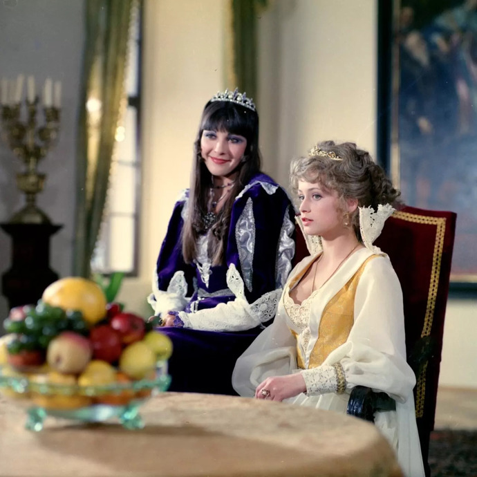 Dáda Patrasová si v Arabele zahrála princeznu Xénii. Byly s Arabelou jako černá a bílá, oheň a voda. Protiklady.
Dáda Patrasová si v Arabele zahrála princeznu Xénii. Byly s Arabelou jako černá a bílá, oheň a voda. Protiklady.