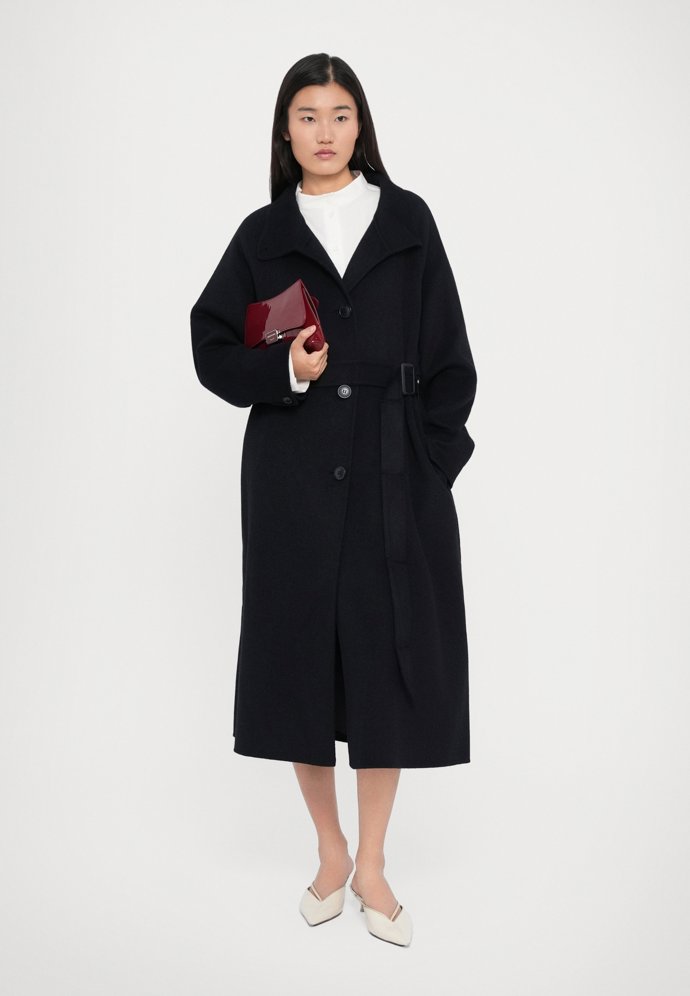 Kabát s vlnou (56 %) Emporio Armani, 9 720 Kč (původně 19 440 Kč), prodává Zalando
