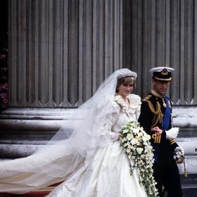 V době, kdy se seznámila s o dvanáct let starším princem Charlesem, jí bylo devatenáct a pracovala jako učitelka v mateřské školce a příležitostná chůva. Seznámení neproběhlo nějak náhodně. Lady Diana byla ze šlechtické rodiny, která se s tou Charlesovou znala už desítky let. Mladý princ byl navíc ve věku, kdy se od něj očekávalo, že se usadí. Podle rad, které v paláci získal, si měl najít nevinnou dívku s tou „správnou krví“. Po třinácti setkáních a sedmi měsících se slavný pár zasnoubil. Na Dianině prstě spočinul prsten, který patří k těm nejslavnějším na světě. Úžasný šperk s dvanáctikarátovým modrým safírem oválného tvaru je osázený čtrnácti menšími diamanty a zasazený do osmnáctikarátové obroučky z bílého zlata. O třicet let později požádal se stejným šperkem svou přítelkyni o ruku i Dianin starší syn William. V době, kdy se seznámila s o dvanáct let starším princem Charlesem, jí bylo devatenáct a pracovala jako učitelka v mateřské školce a příležitostná chůva. Seznámení neproběhlo nějak náhodně. Lady Diana byla ze šlechtické rodiny, která se s tou Charlesovou znala už desítky let. Mladý princ byl navíc ve věku, kdy se od něj očekávalo, že se usadí. Podle rad, které v paláci získal, si měl najít nevinnou dívku s tou „správnou krví“. Po třinácti setkáních a sedmi měsících se slavný pár zasnoubil. Na Dianině prstě spočinul prsten, který patří k těm nejslavnějším na světě. Úžasný šperk s dvanáctikarátovým modrým safírem oválného tvaru je osázený čtrnácti menšími diamanty a zasazený do osmnáctikarátové obroučky z bílého zlata. O třicet let později požádal se stejným šperkem svou přítelkyni o ruku i Dianin starší syn William.