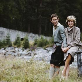 V roce 1981 si Lady Diana Spencer vzala za manžela prince Charlese. Svatba se konala v katedrále sv. Pavla a sledovalo ji neuvěřitelných 750 milionů lidí z celkem 58 zemí. Obřadu, který trval přes dvě hodiny, se zúčastnilo 21 panovníků a 20 hlav států. Na hostinu bylo pozváno přes tři tisíce lidí, kteří mj. pili luxusní šampaňské Dom Perignon 1961 (podle data narození nevěsty). V roce 2011 se oženil princ William s Catherine Middleton, která na sobě měla šaty inspirované těmi, které si před třiceti lety vzala Di. V roce 1981 si Lady Diana Spencer vzala za manžela prince Charlese. Svatba se konala v katedrále sv. Pavla a sledovalo ji neuvěřitelných 750 milionů lidí z celkem 58 zemí. Obřadu, který trval přes dvě hodiny, se zúčastnilo 21 panovníků a 20 hlav států. Na hostinu bylo pozváno přes tři tisíce lidí, kteří mj. pili luxusní šampaňské Dom Perignon 1961 (podle data narození nevěsty). V roce 2011 se oženil princ William s Catherine Middleton, která na sobě měla šaty inspirované těmi, které si před třiceti lety vzala Di.