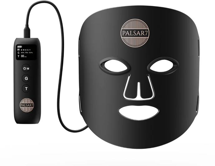 Obličejová LED maska PALSAR7 Photon LED mask 8in1 (4612 Kč, prodává Notino)
Obličejová LED maska PALSAR7 Photon LED mask 8in1 (4612 Kč, prodává Notino)