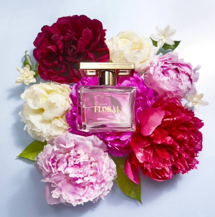 K romantickým jarním šatům patří i lehká květinová vůně. Naším tipem je novinka Miss Giordani Floral (Oriflame, 1000 Kč/50 ml). Parfém nabízí nádhernou kompozici jasmínu, tuberózy, pivňky a ylan-ylangu, kterou dotvářejí tóny neroli.
K romantickým jarním šatům patří i lehká květinová vůně. Naším tipem je novinka Miss Giordani Floral (Oriflame, 1000 Kč/50 ml). Parfém nabízí nádhernou kompozici jasmínu, tuberózy, pivňky a ylan-ylangu, kterou dotvářejí tóny neroli.