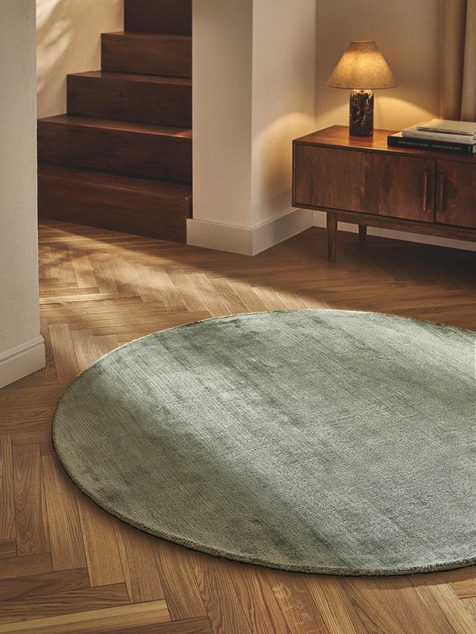 Ručně tkaný kulatý viskózový koberec Jane, Ø 120 cm, Westwing Collection, 4 899 Kč
