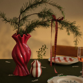 V interiéru jednoduše můžete spojit hravost s elegancí. Zkuste červené svíčky ve zlatých svícnech doplnit růžovým ubrusem, pastelovými talíři nebo zelenými skleničkami. Pokud se držíte spíše přírodních materiálů, krásně působí kombinace barevných akcentů s neutrálním dřevem či krémovým lnem.
V interiéru jednoduše můžete spojit hravost s elegancí. Zkuste červené svíčky ve zlatých svícnech doplnit růžovým ubrusem, pastelovými talíři nebo zelenými skleničkami. Pokud se držíte spíše přírodních materiálů, krásně působí kombinace barevných akcentů s neutrálním dřevem či krémovým lnem.