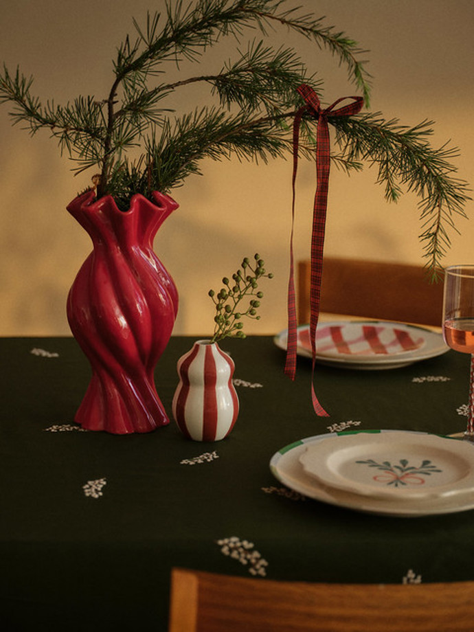 V interiéru jednoduše můžete spojit hravost s elegancí. Zkuste červené svíčky ve zlatých svícnech doplnit růžovým ubrusem, pastelovými talíři nebo zelenými skleničkami. Pokud se držíte spíše přírodních materiálů, krásně působí kombinace barevných akcentů s neutrálním dřevem či krémovým lnem.
