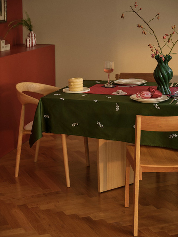 Kouzlo Festive Pop spočívá v detailech. Stačí málo například svíčky různých tvarů, svícny připomínající mašle nebo vázy ve tvaru lízátek. 
