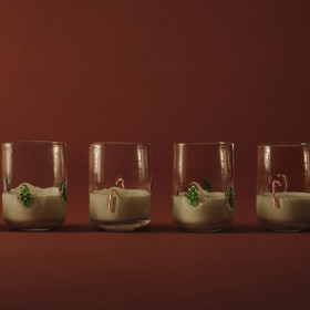 Festive Pop je jako pozvánka k radosti. Kombinuje červenou, růžovou a zelenou do palety, která působí přirozeně a přitom neotřele.
Festive Pop je jako pozvánka k radosti. Kombinuje červenou, růžovou a zelenou do palety, která působí přirozeně a přitom neotřele.