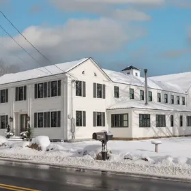 Rozpadlý statek z roku 1820 v New Hampshire byl dlouho opuštěnou smutnou budovou.
Rozpadlý statek z roku 1820 v New Hampshire byl dlouho opuštěnou smutnou budovou.
