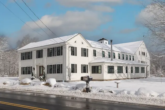 Rozpadlý statek z roku 1820 v New Hampshire byl dlouho opuštěnou smutnou budovou. 
