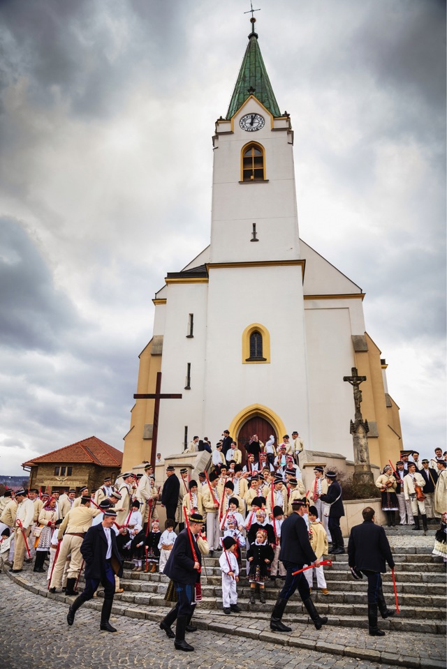 Účastníci fašanku se shromažďují v pravé poledne před kostelem ve Strání.
Účastníci fašanku se shromažďují v pravé poledne před kostelem ve Strání.