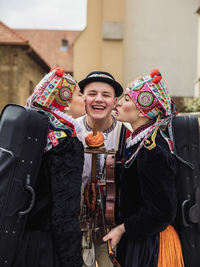 Muzikant a dívky ve svátečním kroji
Muzikant a dívky ve svátečním kroji