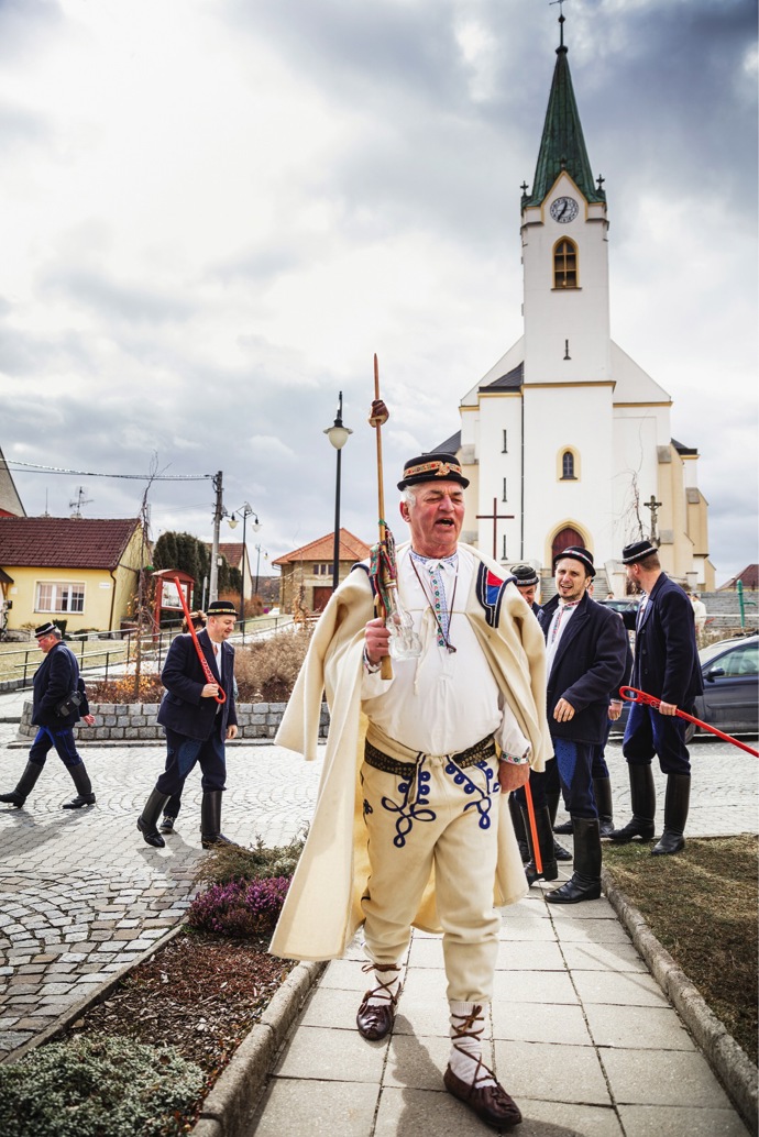 Gazda, jeho postava vede každou fašančárskou skupinu.
Gazda, jeho postava vede každou fašančárskou skupinu.