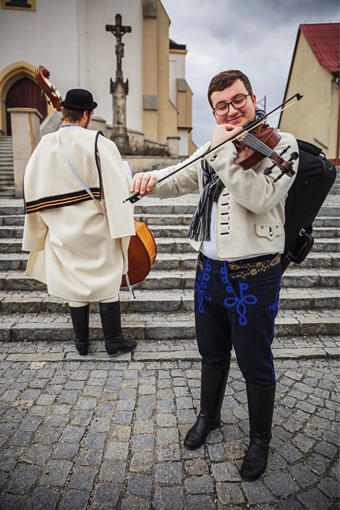 Muzikanti doprovázející fašančárské skupinky
Muzikanti doprovázející fašančárské skupinky