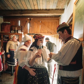 Během fašanku se ve Strání tancuje, zpívá a pije slivovice.
Během fašanku se ve Strání tancuje, zpívá a pije slivovice.