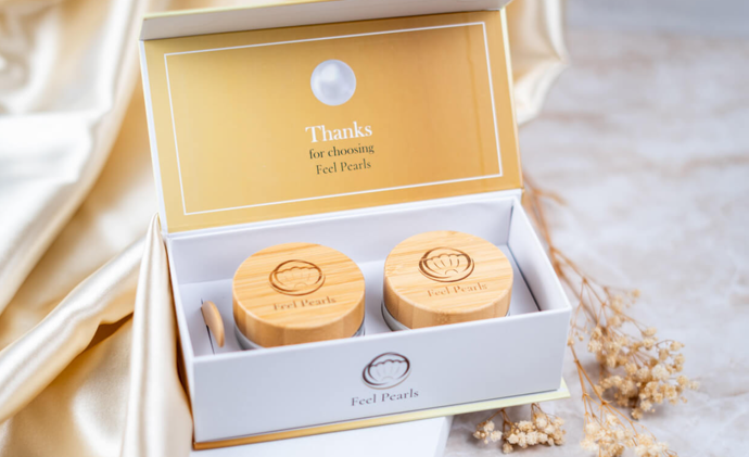 Feel Pearls Set: 100% Pure Pearl Powder s bambusovým míchadlem a Hydratační pleťový krém s perlovým práškem a kyselinou hyaluronovou (30 g + 50 ml, 1999 Kč, dostupné na feelpearls.cz)
