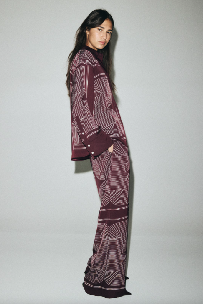 Oversized keprová košile, 859 Kč, kalhoty, 739 Kč, H&M

