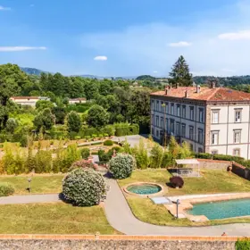 Na kopcích nad toskánským městem Luccou je na prodej bývalá rezidence známá jako Villa Orsucci, dříve nazývaná podle své majitelky Villa Carolina Bonaparte, nejmladší ze tří sester francouzského vojevůdce Napoleona Bonaparta. Úchvatnou stavbu si potenciální zájemci mohou pořídit za přibližně 20 milionů eur (485 mil. Kč).
Na kopcích nad toskánským městem Luccou je na prodej bývalá rezidence známá jako Villa Orsucci, dříve nazývaná podle své majitelky Villa Carolina Bonaparte, nejmladší ze tří sester francouzského vojevůdce Napoleona Bonaparta. Úchvatnou stavbu si potenciální zájemci mohou pořídit za přibližně 20 milionů eur (485 mil. Kč).
