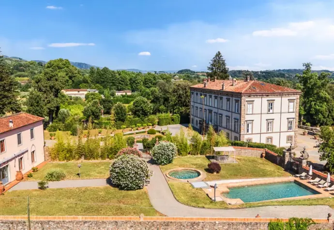 Na kopcích nad toskánským městem Luccou je na prodej bývalá rezidence známá jako Villa Orsucci, dříve nazývaná podle své majitelky Villa Carolina Bonaparte, nejmladší ze tří sester francouzského vojevůdce Napoleona Bonaparta. Úchvatnou stavbu si potenciální zájemci mohou pořídit za přibližně 20 milionů eur (485 mil. Kč). 
