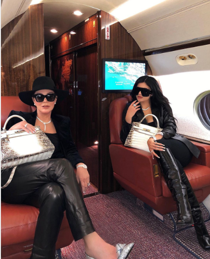 Podobu s dcerou můžete dohnat také stejným outfitem a správně zvolenými doplňky. Kris Jenner, maminka modelky Kylie Jenner, si je tohoto pravidla rozhodně vědoma. 
