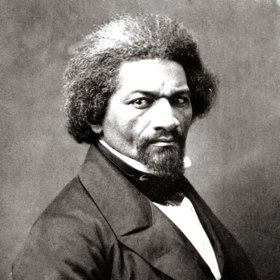 Frederick Douglass se narodil do otroctví, ale odmítl se v něm naučit mlčet. Jeho život se stal důkazem, že i z nejpevnějších okovů vede cesta ven.
