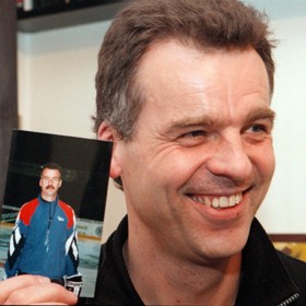 Lener se vsadil o svůj knírek a jelikož jsme olympiádu vyhráli, hokejisté mu ho oholili
