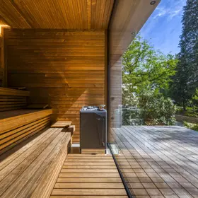 Součástí domu je i wellness se saunou.
Součástí domu je i wellness se saunou.