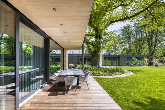 Rozlehlá zahrada se stoletými stromy, velkorysý prostor a architektura respektující okolní krajinu, vytvářejí místo pro klidný život. 
