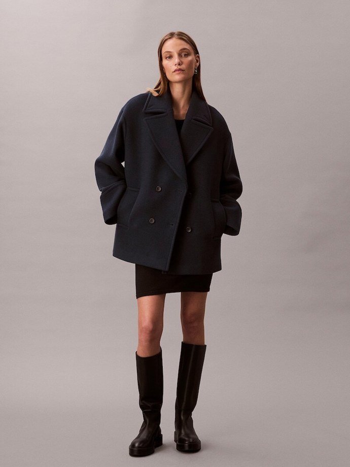 Kabát s vlnou (70 %) Calvin Klein, 5 529 Kč (původně 8 790 Kč), prodává About You
