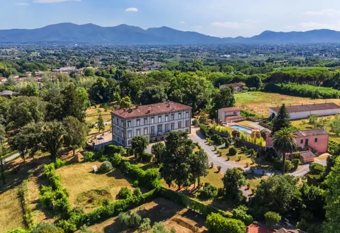 Park kolem vily je skutečným pokračováním architektury, štěrkové cesty se vine mezi buxusy, sochami a citroníky, jejichž vůně v létě prostupuje celým prostorem.
