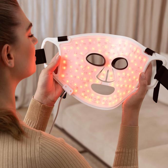 Zkrášlující maska na obličej Silk'n LED (3980 Kč, prodává Notino)
Zkrášlující maska na obličej Silk'n LED (3980 Kč, prodává Notino)