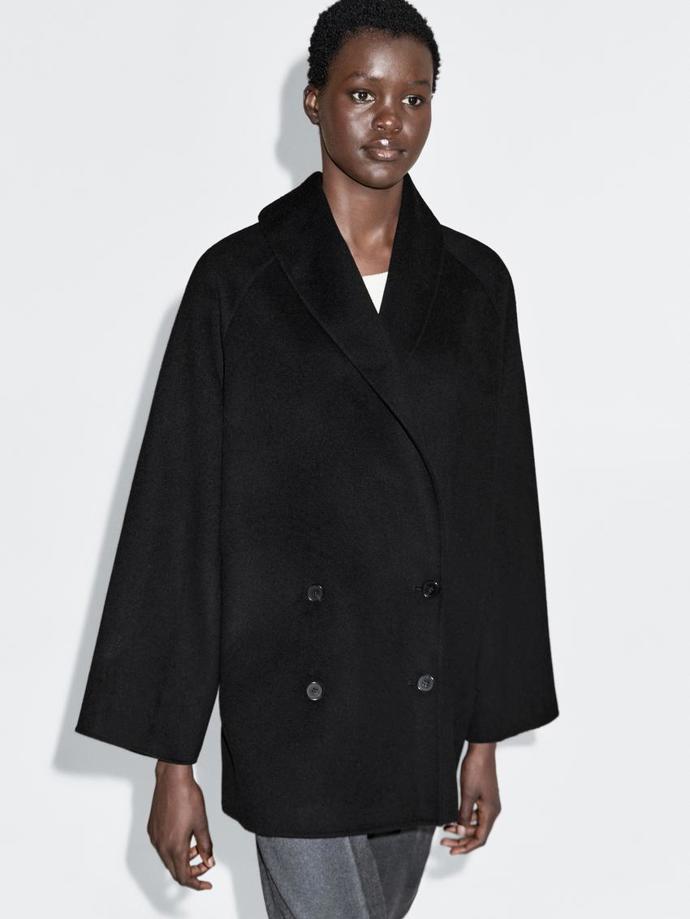 Kabát s vlnou (69 %) Massimo Dutti, 3 499 kč (původně 4 799 Kč)
