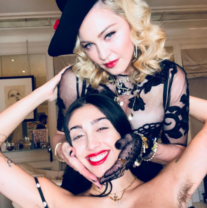 Vlasy jiné, ale rysy podobné. Madonna s dcerou Lourdes Leon vypadají jako dvě sestry. 
