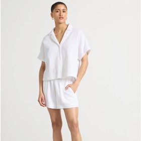 Celý outfit v bílé působí čistě a svěže. Bílá košile s krátkým rukávem, Lindex, 899 Kč
Celý outfit v bílé působí čistě a svěže. Bílá košile s krátkým rukávem, Lindex, 899 Kč