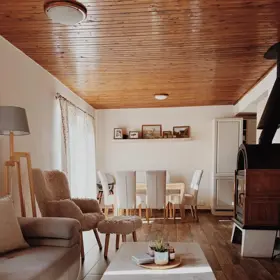 Jídelní kout je pro 6 hostů a nechybí ani dětská židlička.
