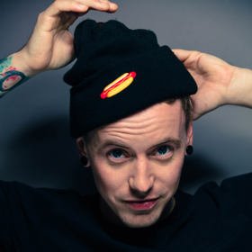 Které jídlo je vaše nejoblíbenější?
Nejzásadnější je kuře na paprice. Miluju ho dodnes! A bramborovou kaši! To byla první věc, kterou jsem v kuchyni uvařil. Na bramborové kaši mi extrémně záleží. Asi mi nejvíc chutná ta, kterou dělá moje máma a kterou jsem se naučil i já. Moje máma ji dělala hodně mléčnou. Dělala ji z ohřátého mléka a rozpuštěného másla.
Jaký je váš kuchařský sen?
Vybudovat tu restauraci, kde to bude všechny moc bavit a hlavně takovou, že za ní budou chtít ostatní jezdit vařit, kuchaři ze světě, a že do ní budou jezdit hosté taky odkudkoliv. Mým cílem je zůstat tady a přivést sem svět - ne odjet do pracovat do vyhlášeného podniku ve světě.
Které jídlo je vaše nejoblíbenější?
Nejzásadnější je kuře na paprice. Miluju ho dodnes! A bramborovou kaši! To byla první věc, kterou jsem v kuchyni uvařil. Na bramborové kaši mi extrémně záleží. Asi mi nejvíc chutná ta, kterou dělá moje máma a kterou jsem se naučil i já. Moje máma ji dělala hodně mléčnou. Dělala ji z ohřátého mléka a rozpuštěného másla.
Jaký je váš kuchařský sen?
Vybudovat tu restauraci, kde to bude všechny moc bavit a hlavně takovou, že za ní budou chtít ostatní jezdit vařit, kuchaři ze světě, a že do ní budou jezdit hosté taky odkudkoliv. Mým cílem je zůstat tady a přivést sem svět - ne odjet do pracovat do vyhlášeného podniku ve světě.