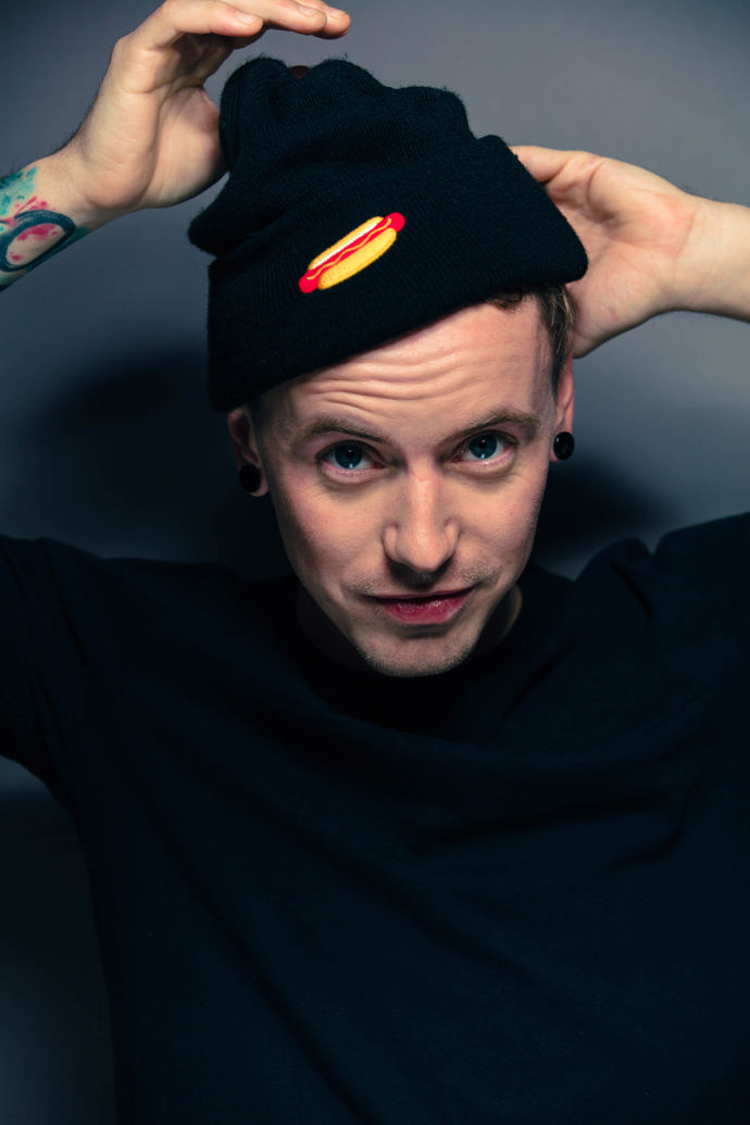 Které jídlo je vaše nejoblíbenější? 

Nejzásadnější je kuře na paprice. Miluju ho dodnes! A bramborovou kaši! To byla první věc, kterou jsem v kuchyni uvařil. Na bramborové kaši mi extrémně záleží. Asi mi nejvíc chutná ta, kterou dělá moje máma a kterou jsem se naučil i já. Moje máma ji dělala hodně mléčnou. Dělala ji z ohřátého mléka a rozpuštěného másla. 

 

Jaký je váš kuchařský sen?

Vybudovat tu restauraci, kde to bude všechny moc bavit a hlavně takovou, že za ní budou chtít ostatní jezdit vařit, kuchaři ze světě, a že do ní budou jezdit hosté taky odkudkoliv. Mým cílem je zůstat tady a přivést sem svět - ne odjet do pracovat do vyhlášeného podniku ve světě. 

 

 
